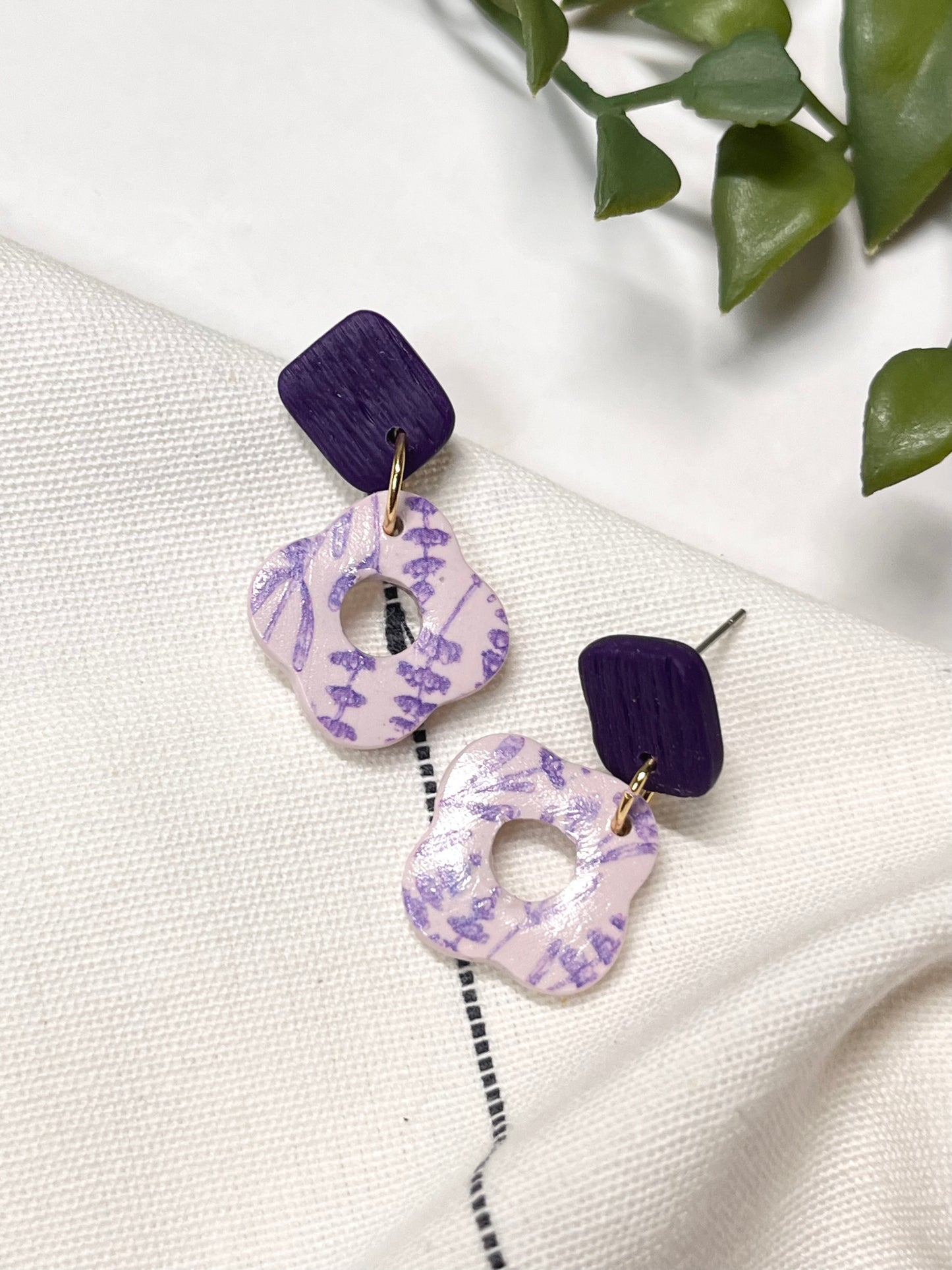 Lavender Print Mini Flower Dangle w/ Clay Stud (Gold)